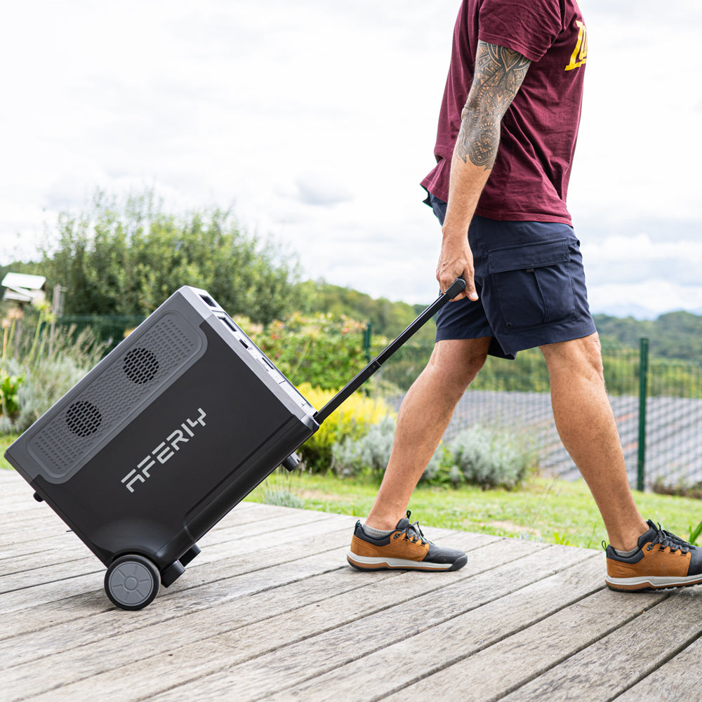 La station électrique portable AFERIY P310 de 3 600 W est équipée de roues robustes et d’une poignée télescopique pour faciliter son transport en extérieur.