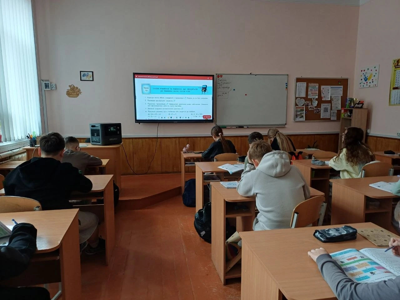 Une station d'énergie AFERIY alimente un projecteur dans une salle de classe