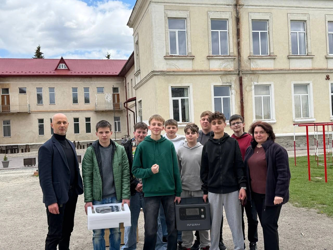 Une station d'énergie AFERIY arrive dans une école