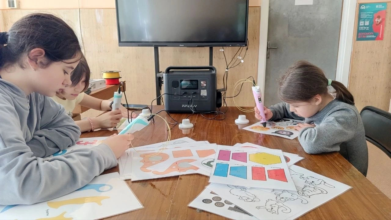 Des élèves travaillent pendant un cours d'art
