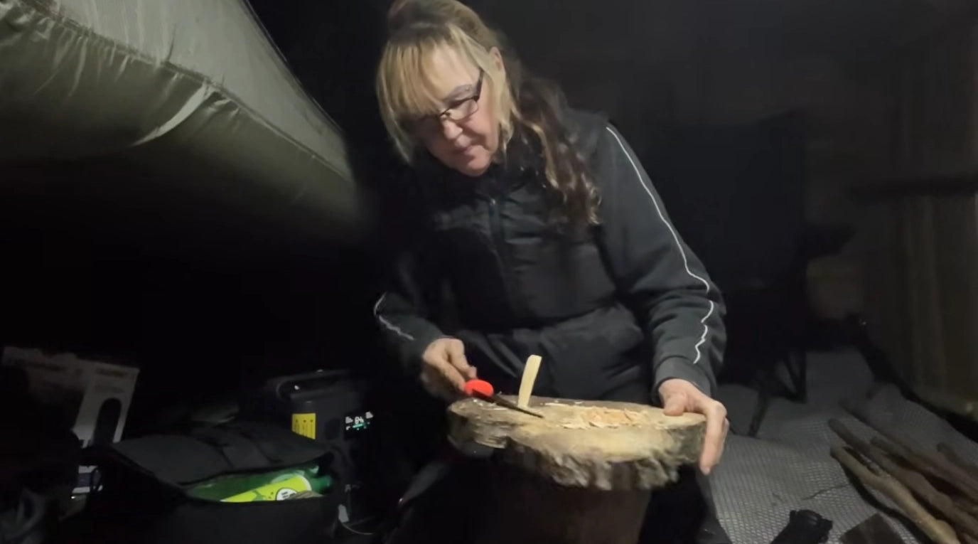 Sarah passe une nuit dans les bois avec AFERIY
