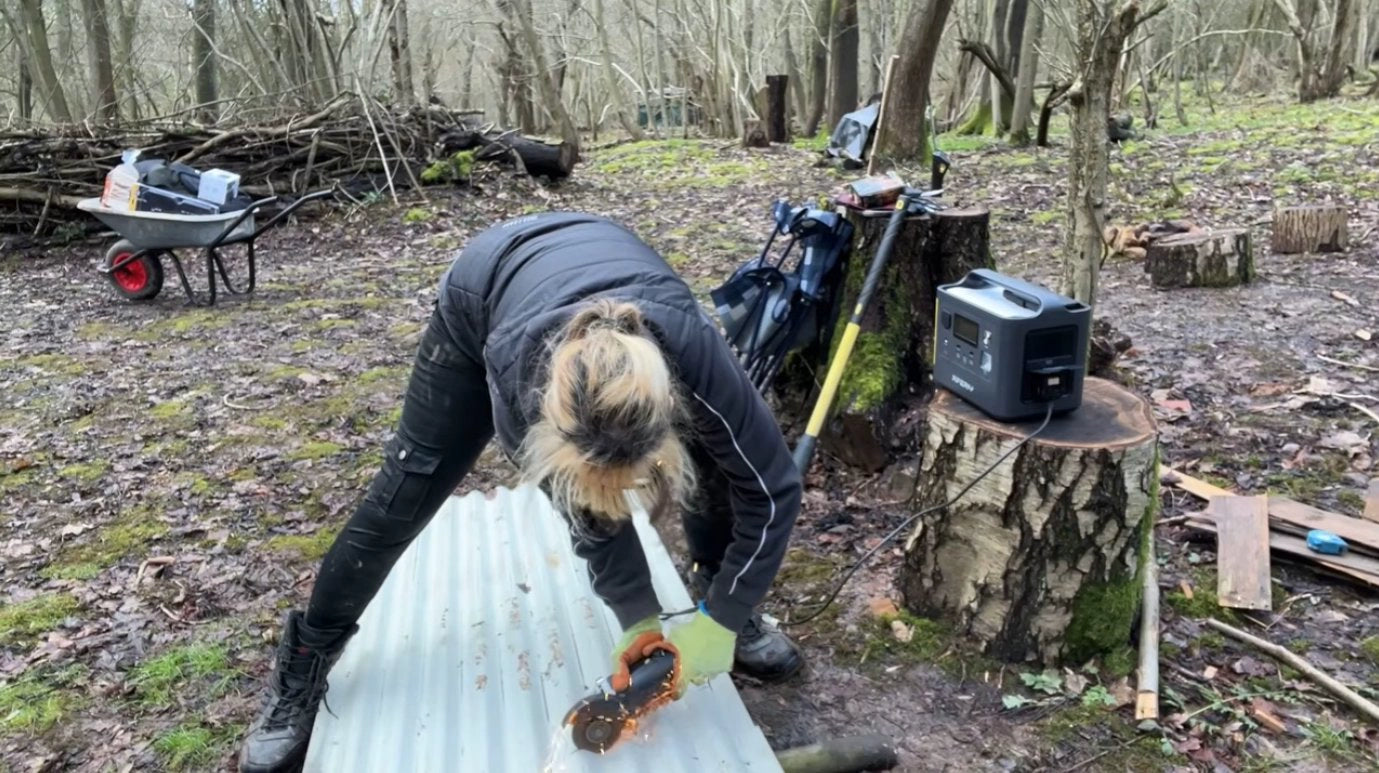 Sarah utilise une station d'énergie AFERIY au travail