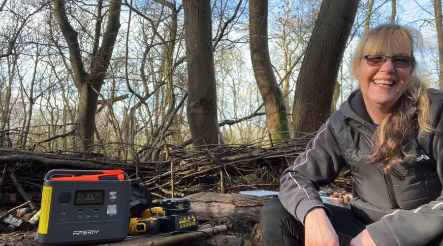 Sarah utilise une station d'énergie AFERIY au travail et dans les bois